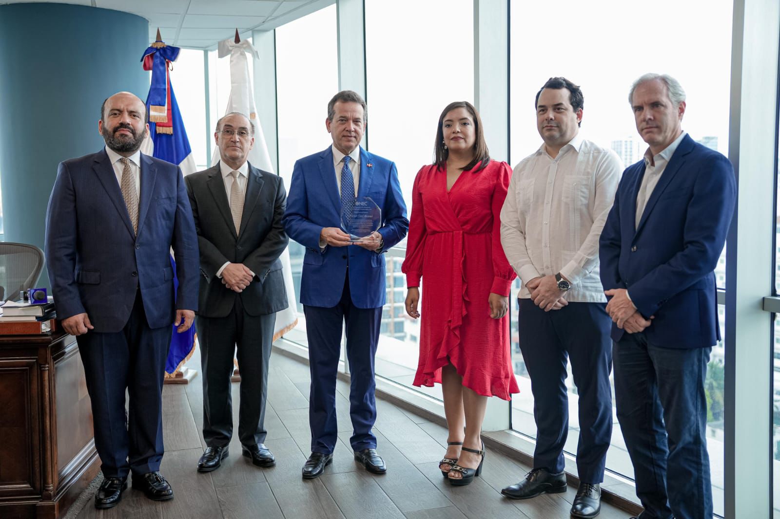 ONEC reconoce al ministro Ito Bison&oacute; por su apoyo al sector comercial interno del pa&iacute;s  