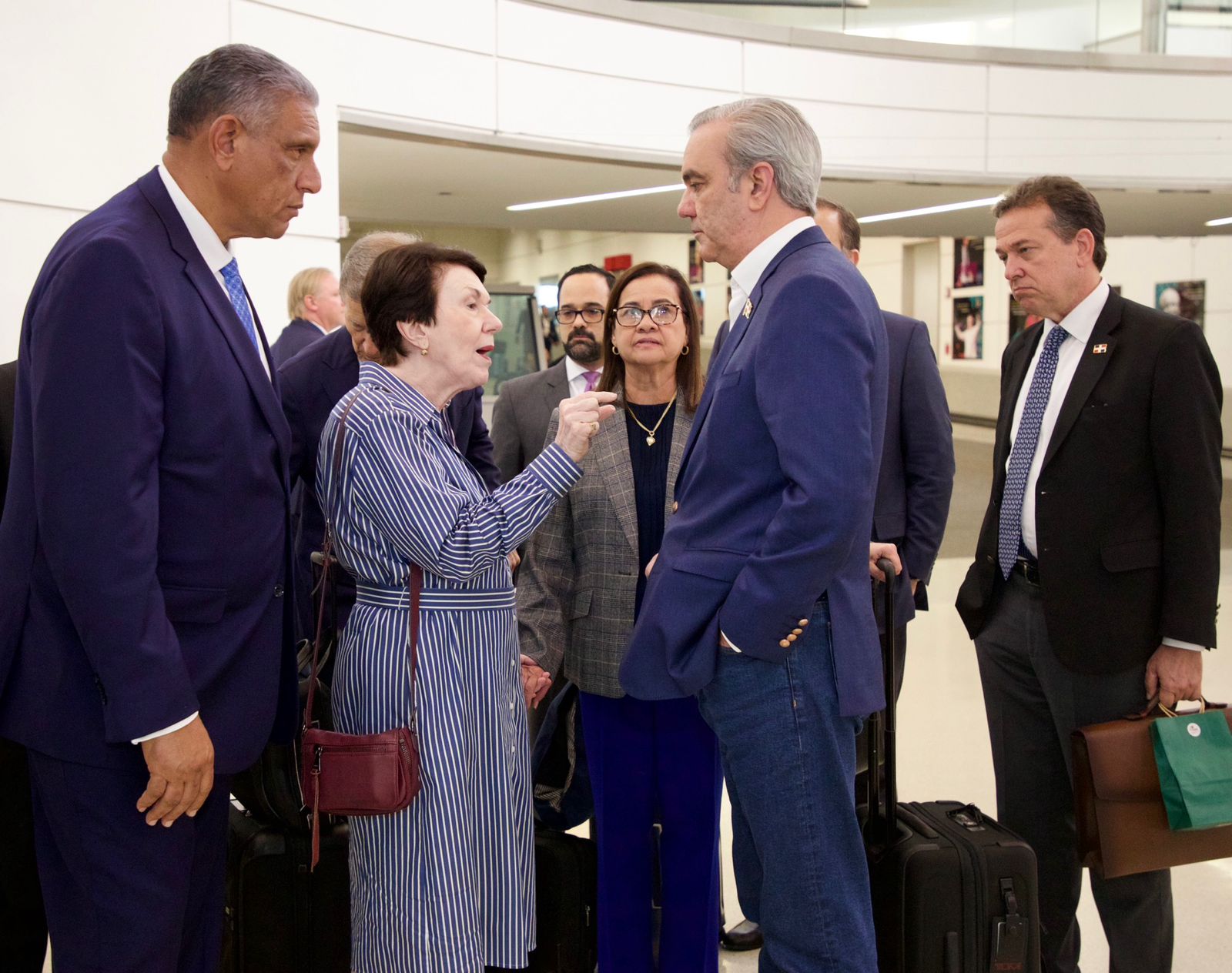 Presidente Luis Abinader llega a los Estados Unidos a las 5:08 de la tarde por el Aeropuerto Internacional Libertad de Newark