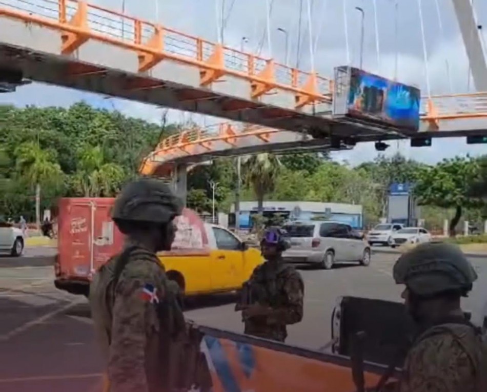Intrant militariza sem&aacute;foros de Av 27 de febrero con M&aacute;ximo G&oacute;mez 