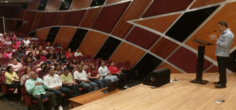 Maestros destacan importancia de la tecnología en la educación