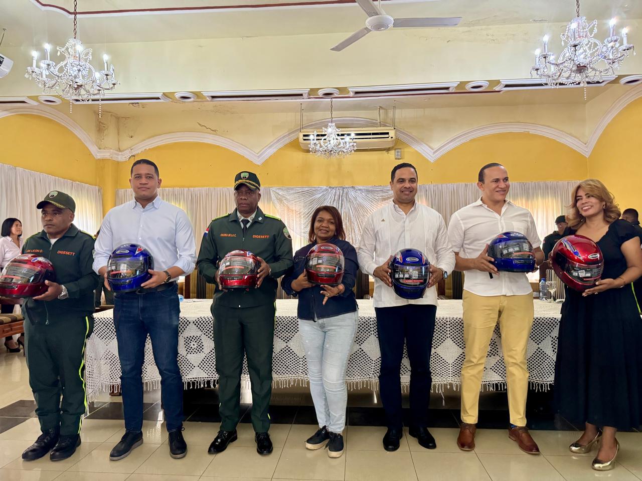 DIGESETT entreg&oacute; m&aacute;s de 300 cascos protectores y brinda educaci&oacute;n vial en San Juan de la Maguana