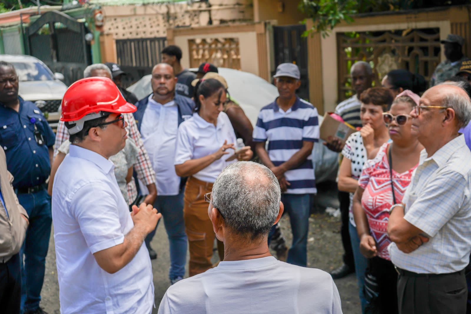 Alcalde D&iacute;o Astacio interviene Sector Lucerna para solucionar problemas de aguas negras. 