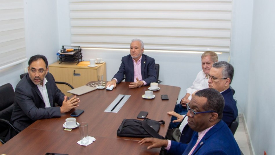 Senador Antonio Taveras Guzm&aacute;n escucha inquietudes de empresarios y cineastas sobre reforma fiscal 