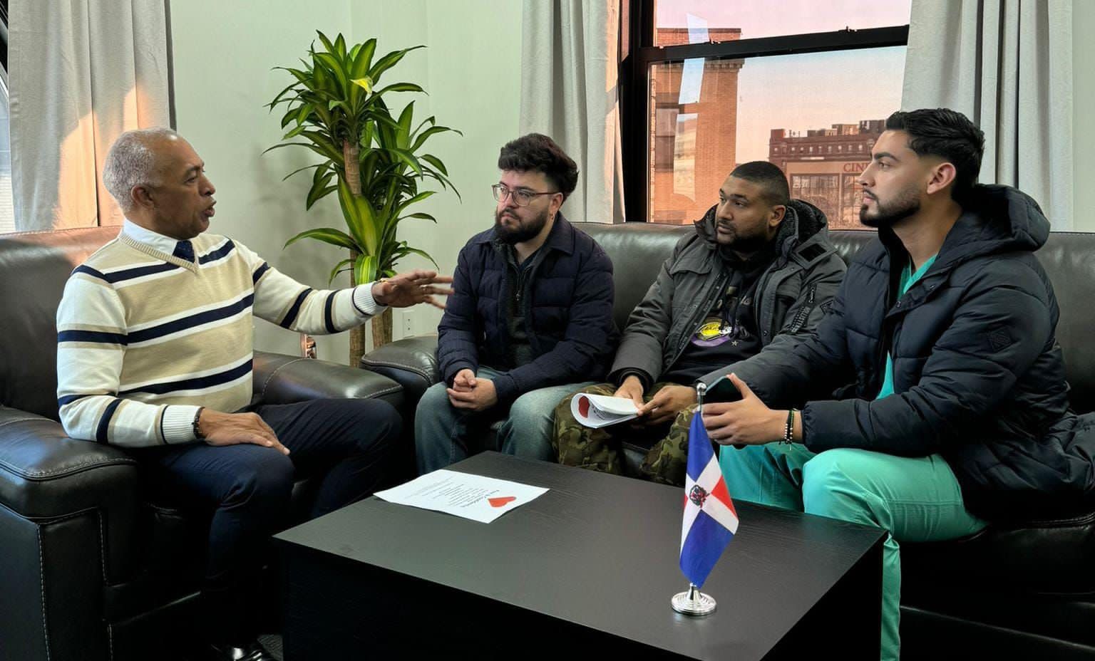 C&oacute;nsul dominicano del estado de New Jersey, Sr. Jos&eacute; Francisco Santana Suriel recibi&oacute; la grata visita de la organizaci&oacute;n FREE & CONFIDENTIAL