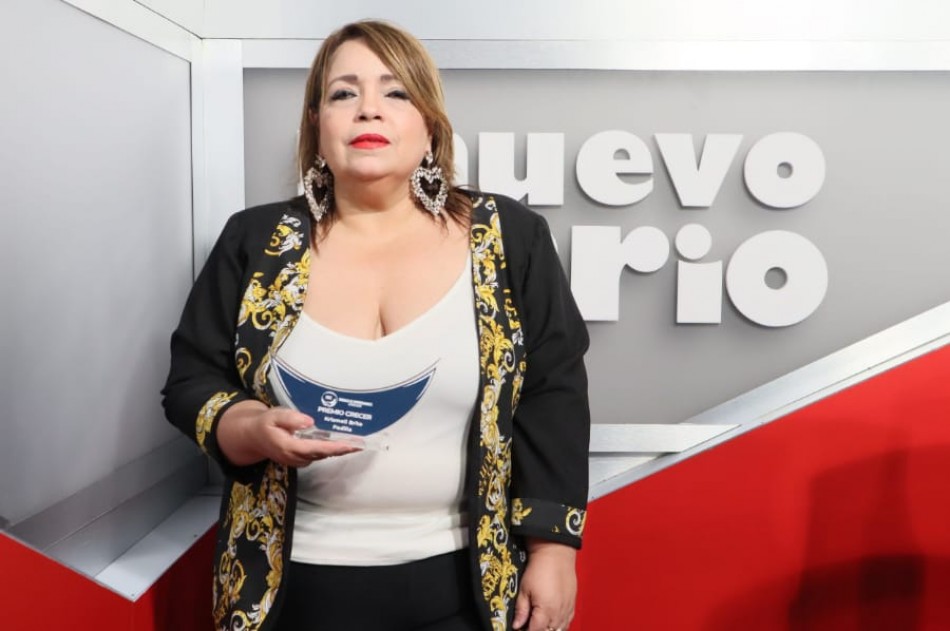 Dra. Controversia es reconocida en Premios Crecer 2024 por su trayectoria en la comunicación