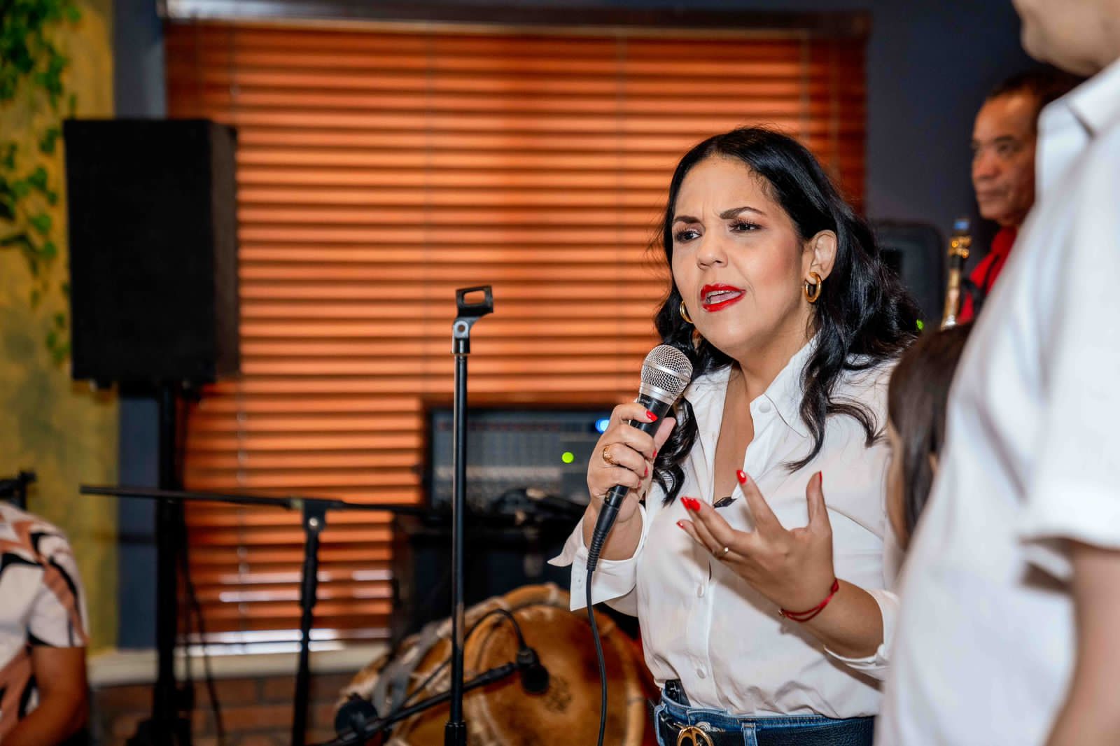 Julia Mu&ntilde;iz Subervi agasaja perremeistas por motivo de Navidad