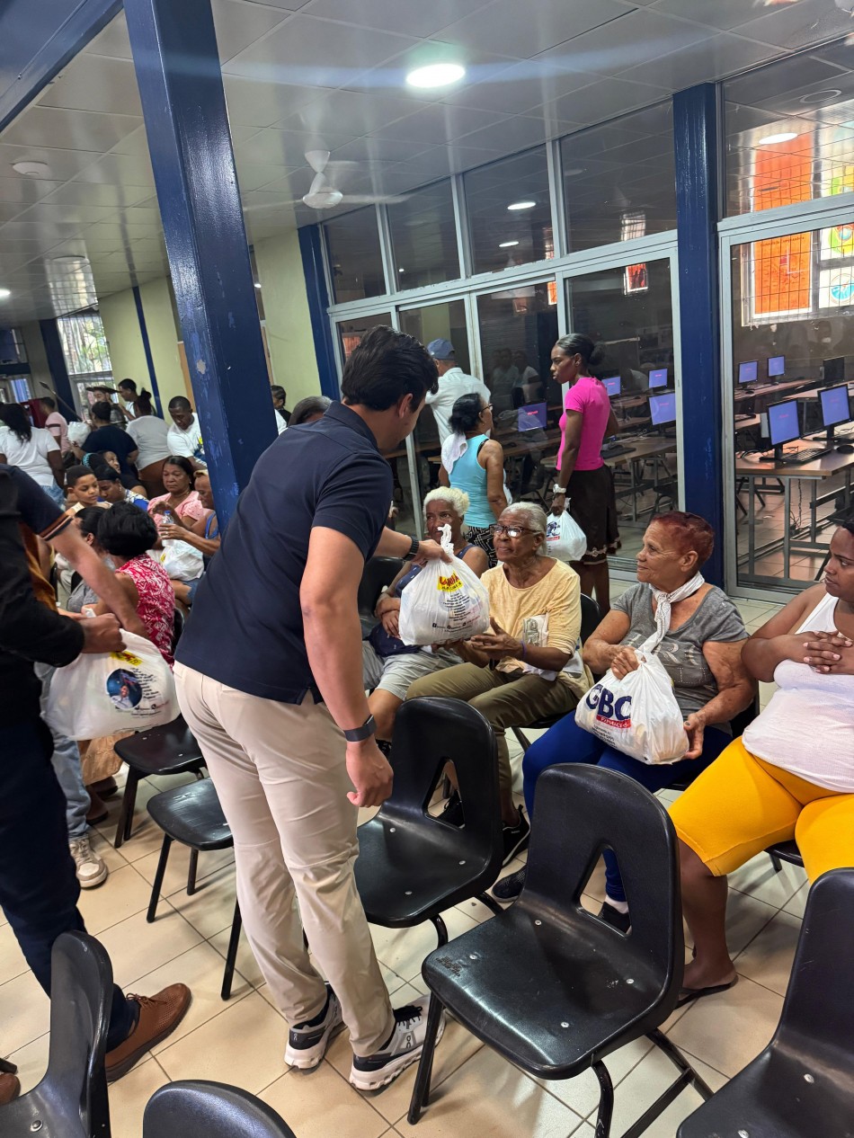 Raymond Rodr&iacute;guez entrega 6 mil kits alimenticios a familias del Distrito Nacional para cenas de fin de a&ntilde;o