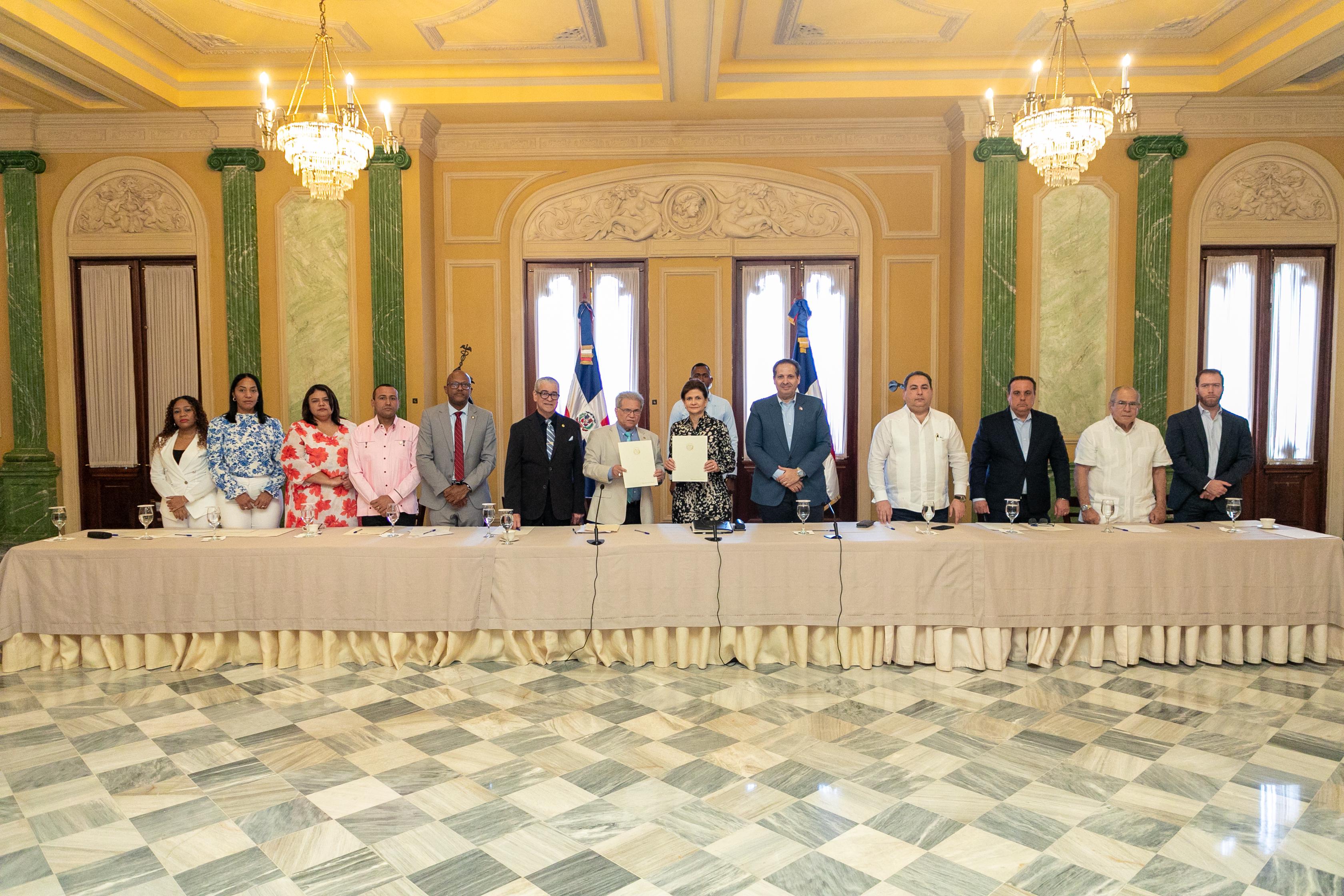 Raquel Pe&ntilde;a firma acuerdo hist&oacute;rico entre el Gobierno y el Colegio M&eacute;dico Dominicano