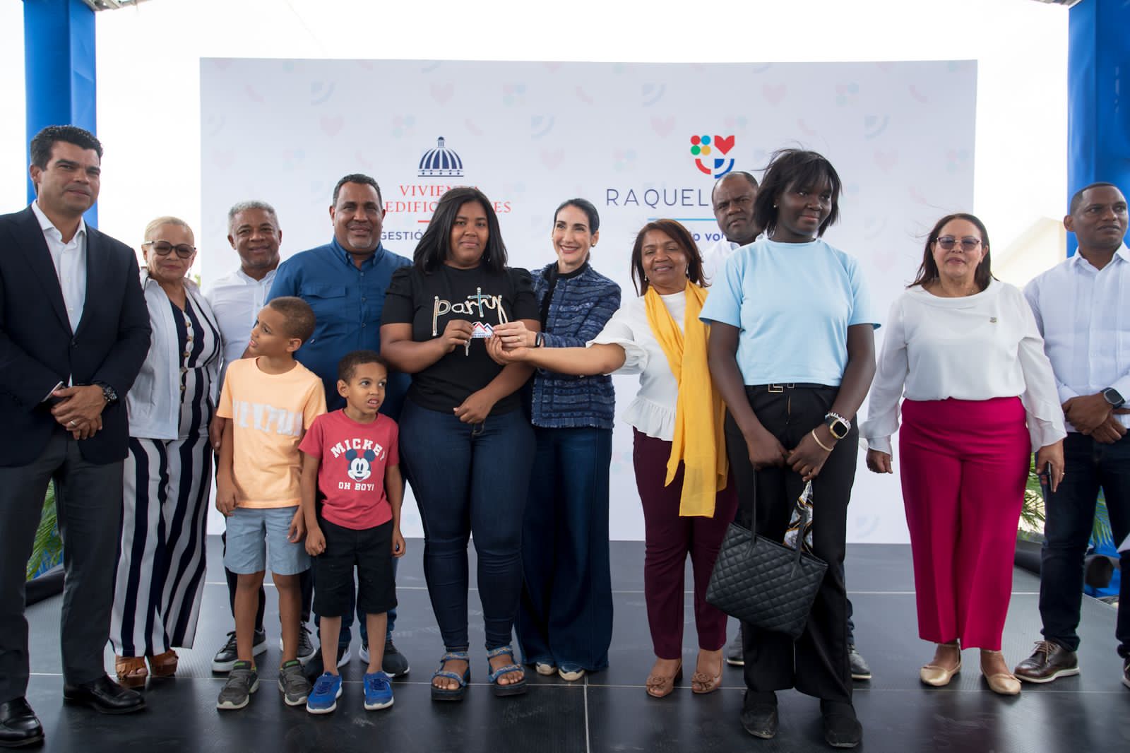 Primera Dama Raquel Arbaje y el MIVED entregan nuevas viviendas en Las Matas de Farf&aacute;n, San Juan