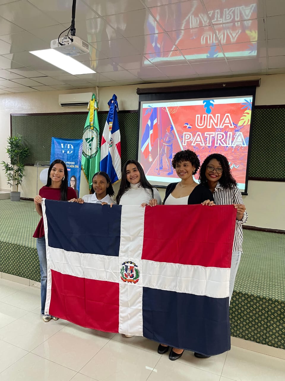 Valerie Diaz destaca importancia de los s&iacute;mbolos p&aacute;trios; realiza conversatorio juvenil
