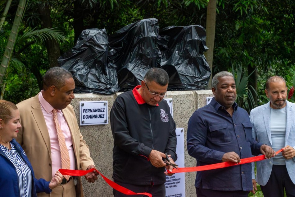 Tony Pe&ntilde;a rinde homenaje a h&eacute;roes del 24 de Abril en El Salvador