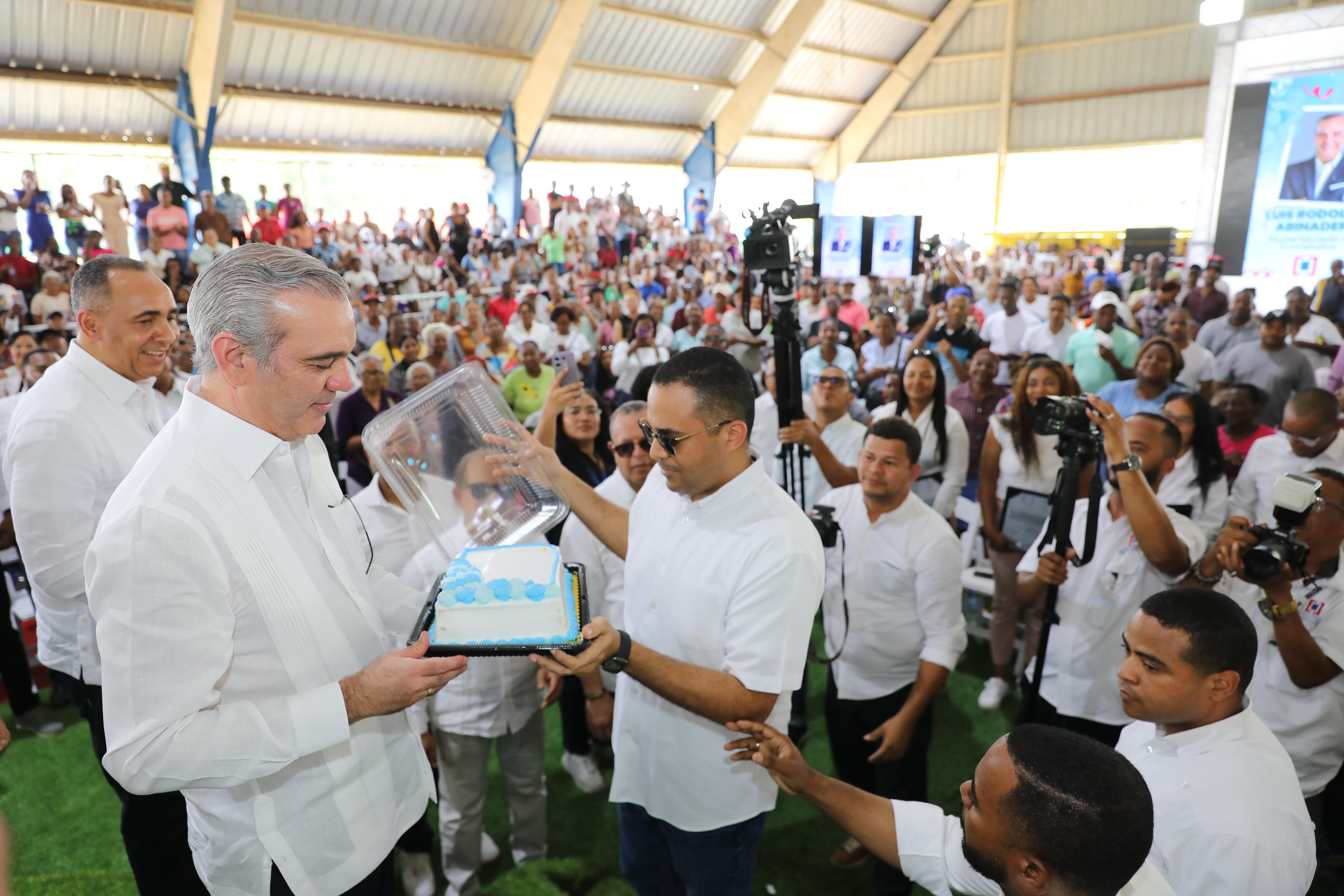 Abinader celebra su cumplea&ntilde;os entregando t&iacute;tulos de propiedad a 1,800 familias en el municipio de Quisqueya