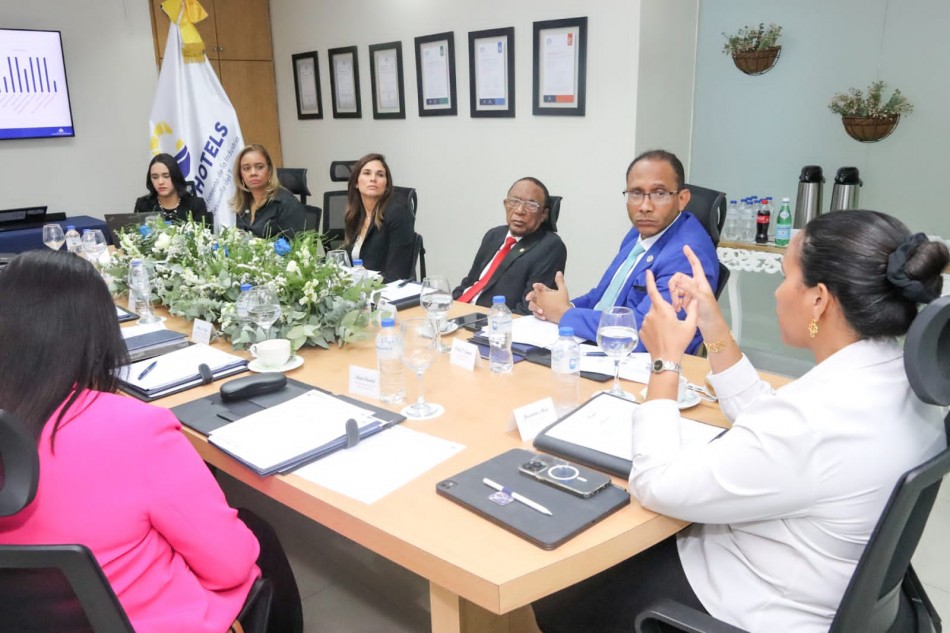 La Corporaci&oacute;n de Fomento de la Industria Hotelera y Desarrollo del Turismo (CORPHOTELS) celebr&oacute; hoy su primera reuni&oacute;n de Consejo bajo la gesti&oacute;n del Gerente General