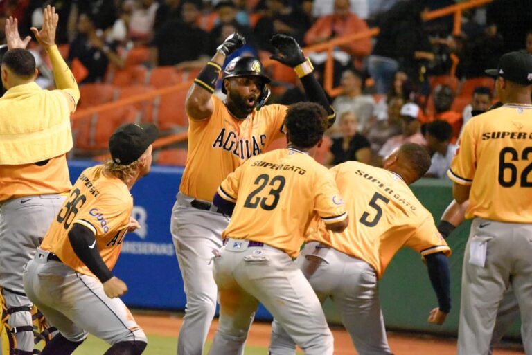 &Aacute;guilas Cibae&ntilde;as arrollan a los Toros del Este 11-4 en La Romana