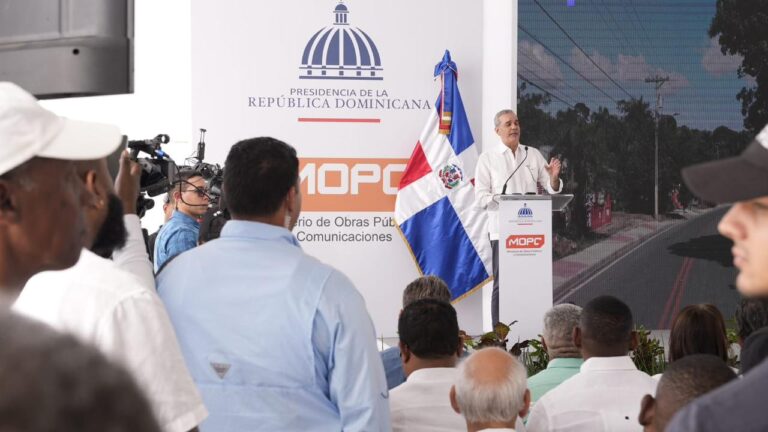 Luis Abinader entrega nueva carretera de Hondo Valle