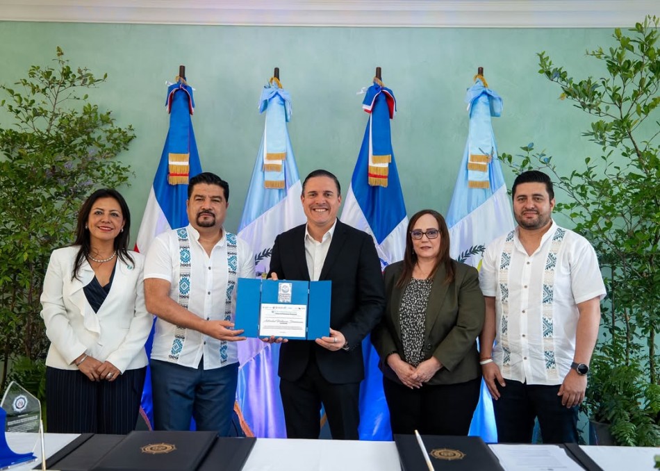 APORDOM y Comisi&oacute;n Portuaria de Guatemala firman acuerdo para fortalecer la cooperaci&oacute;n portuaria.