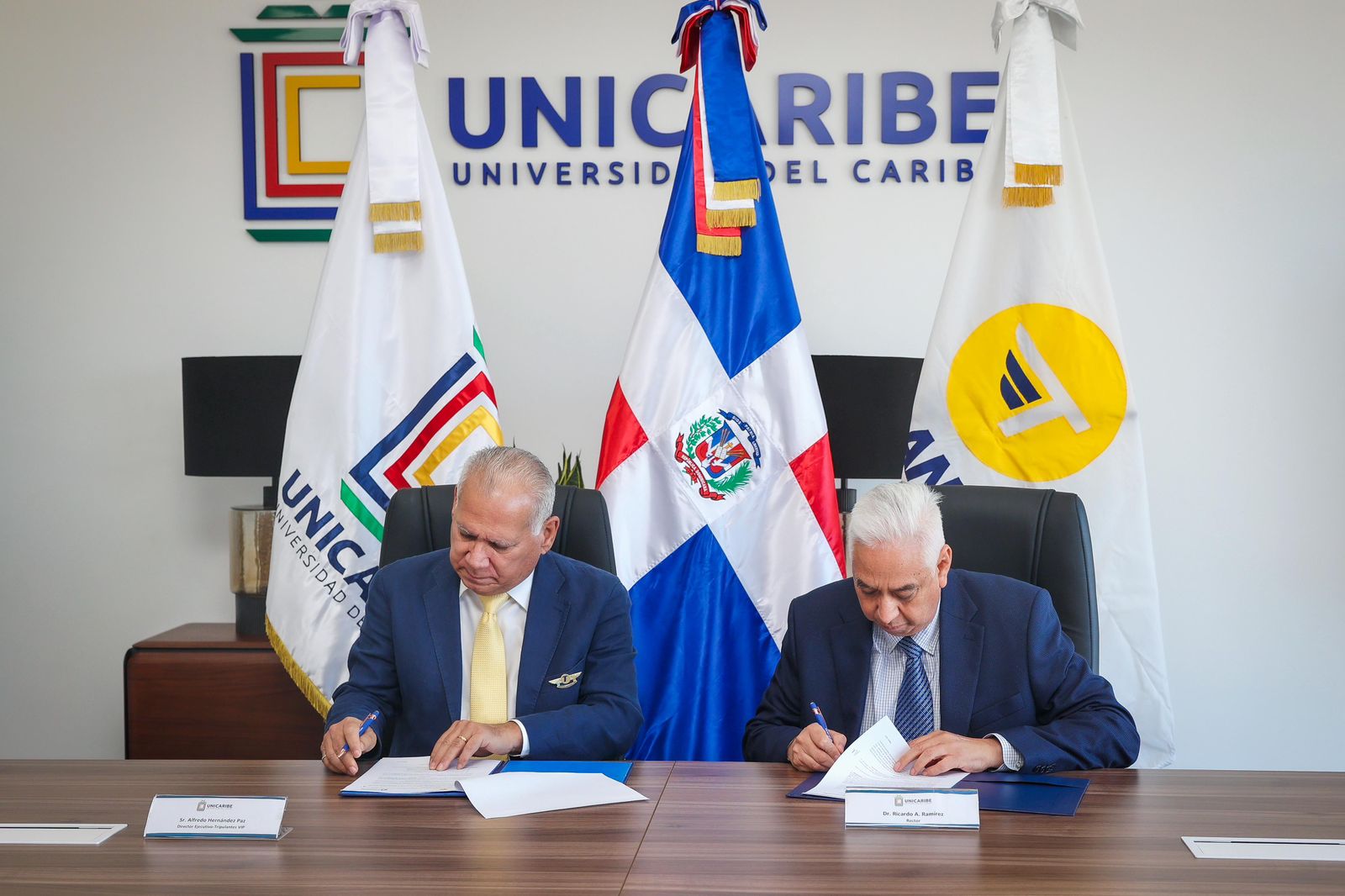 Tripulante VIP y la Universidad del Caribe (UNICARIBE) firman acuerdo de cooperaci&oacute;n educativa para fortalecer formaci&oacute;n aeron&aacute;utica&rdquo;
