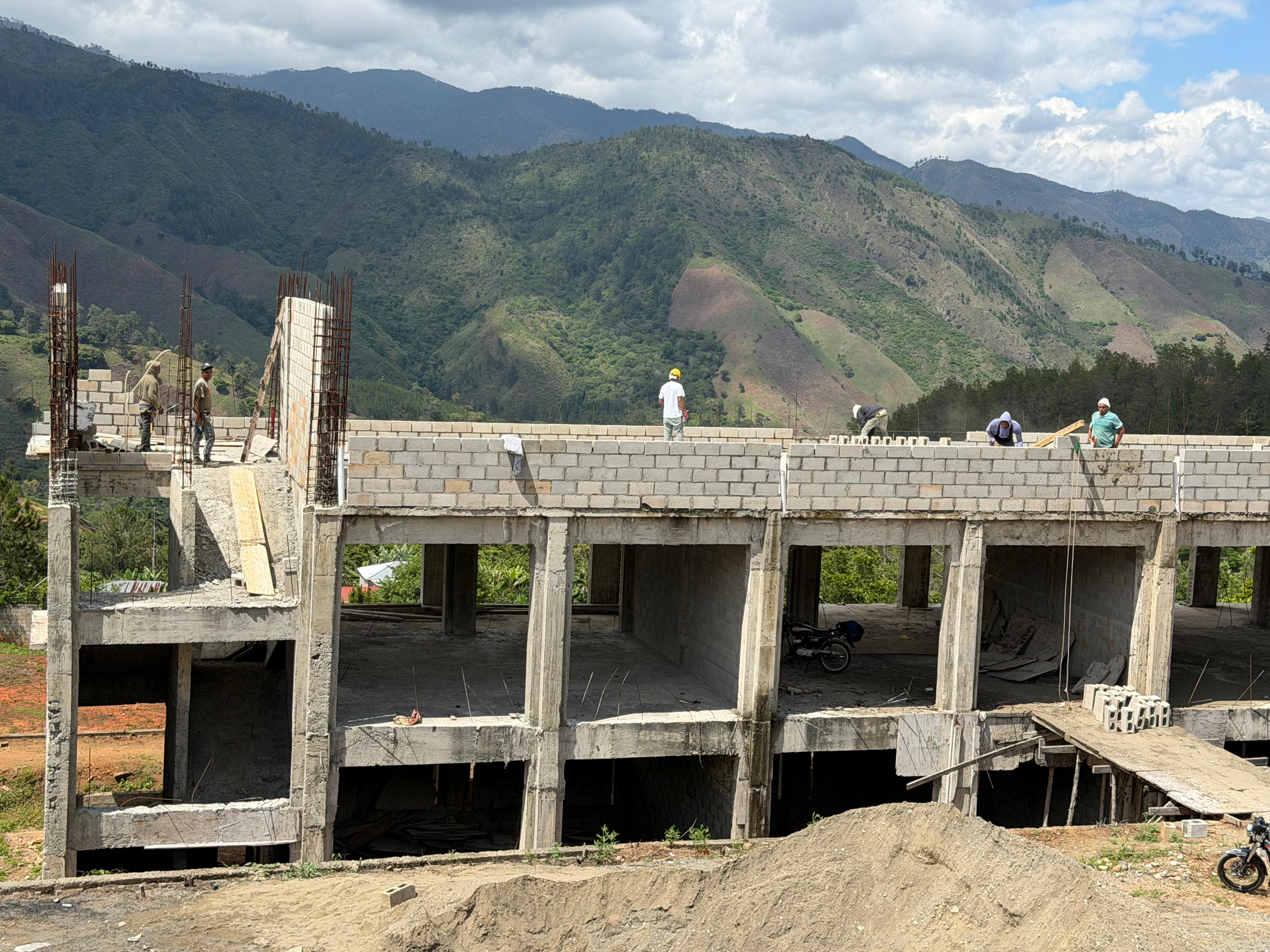 Infraestructura Escolar busca acelerar terminaci&oacute;n de escuelas en Padre Las Casas y Los Fr&iacute;os de Azua a trav&eacute;s del Plan &ldquo;24/7-365&rdquo;
