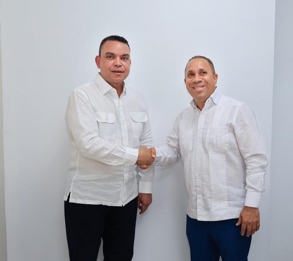 Doctor Julio Landr&oacute;n juramenta a Alfonzo Herasme como director del Servicio Regional de Salud Enriquillo