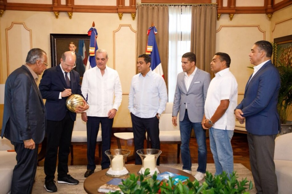 Presidente Abinader recibe ejecutivos de FIBA y Comit&eacute; Organizador de Santo Domingo 2026