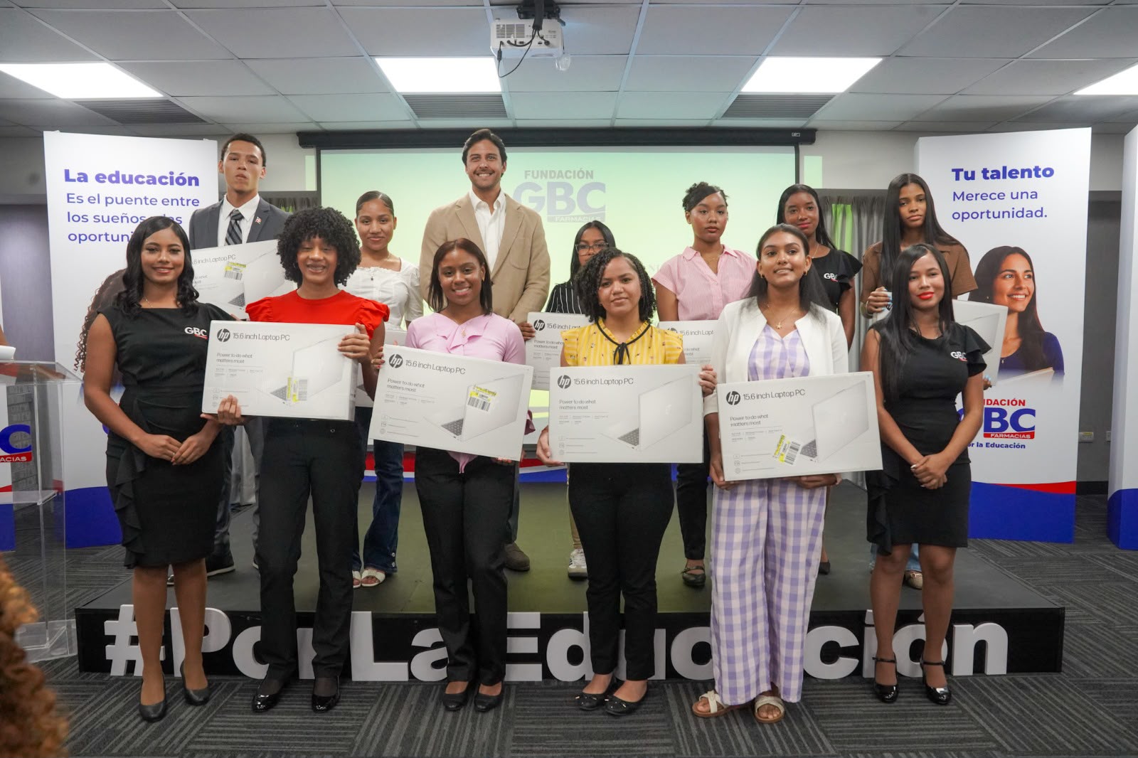 Raymond Rodr&iacute;guez entrega laptops a 56 estudiantes meritorios mediante la Fundaci&oacute;n GBC