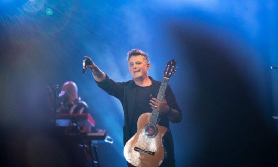&iexcl;SANZ HACE HISTORIA EN RD! El cantautor espa&ntilde;ol Alejandro Sanz deja la piel en el escenario del Estadio Quisqueya y brinda una noche llena de algarab&iacute;a al presentarse con su gira 2022 veraniega