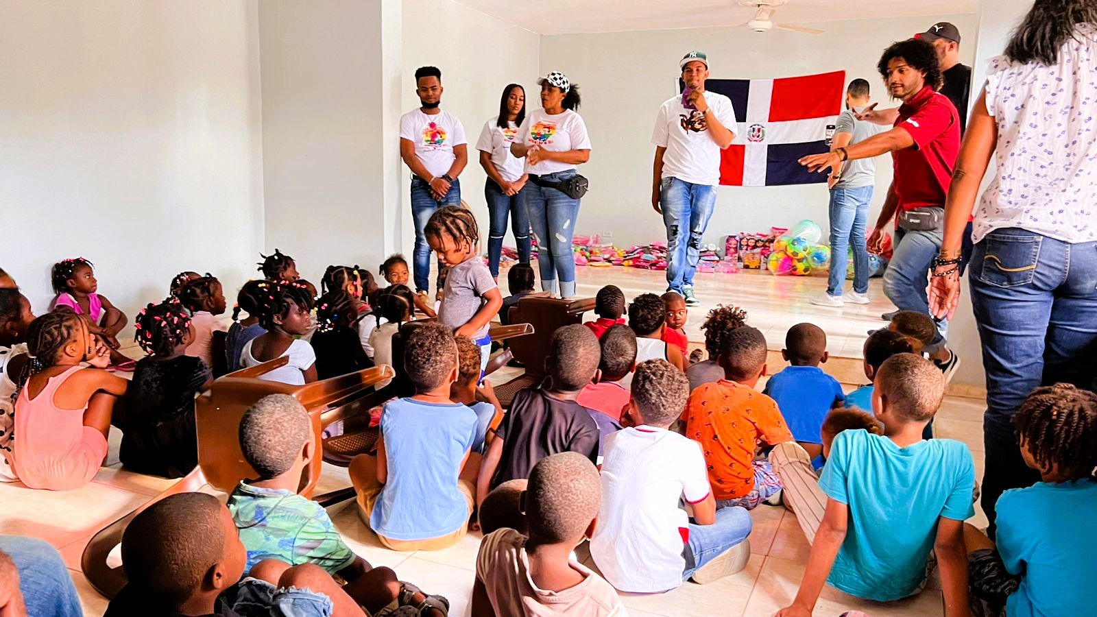 Iniciativa "Ni&ntilde;o Felices Gracias a Ti" lleva alegr&iacute;a a Duverge