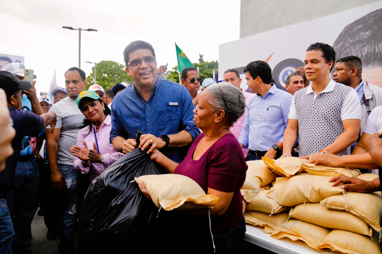 D&iacute;o Astacio llev&oacute; intercambio de arroz por pl&aacute;stico a Los Tres Brazos