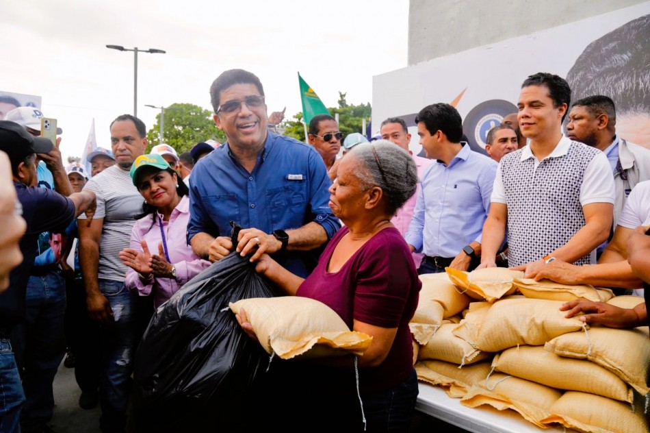 D&iacute;o Astacio llev&oacute; intercambio de arroz por pl&aacute;stico a Los Tres Brazos