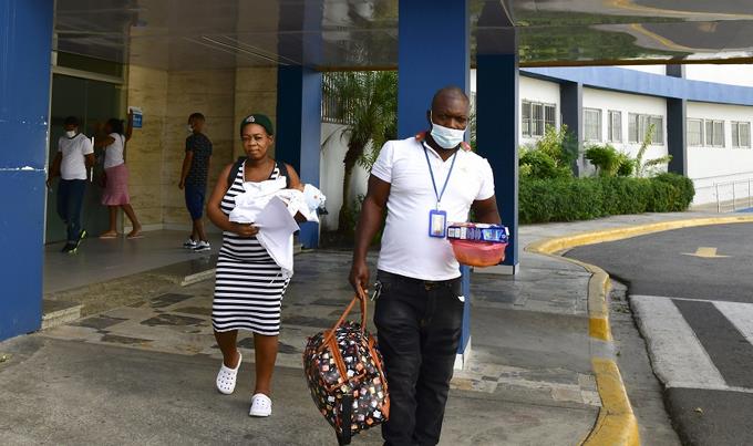 Parturientas haitianas pagan RD$15,000 para cruzar a RD