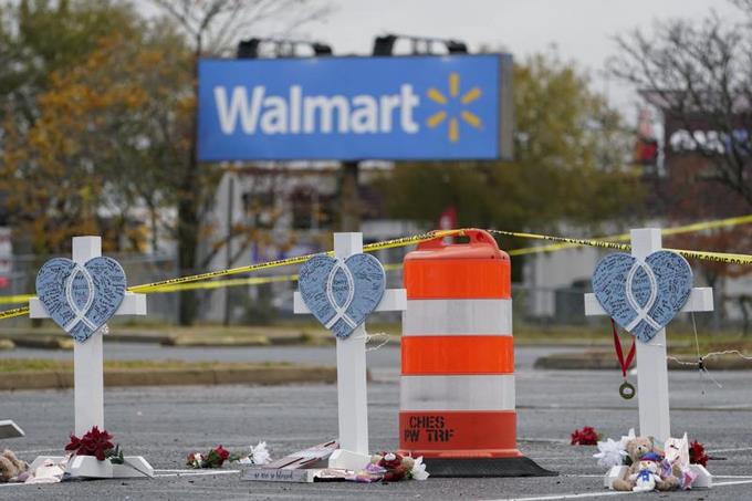 Empleada que sobrevivi&oacute; a tiroteo demanda a Walmart