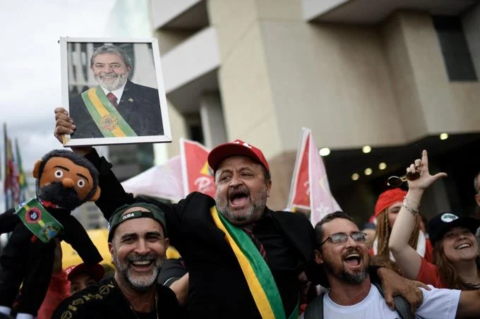 Los seguidores de Lula calientan motores para una investidura "hist&oacute;rica"