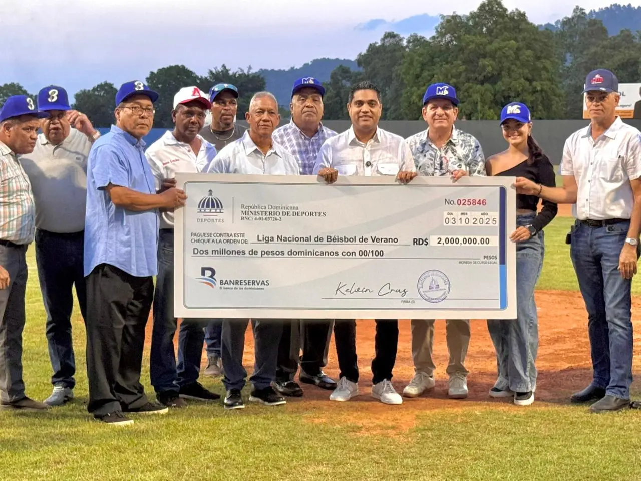 Miderec hace aporte para la Liga de B&eacute;isbol de Verano de RD