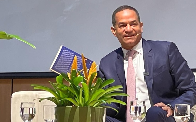 Julio C&eacute;sar Valent&iacute;n publica libro sobre los movimientos sociales RD
