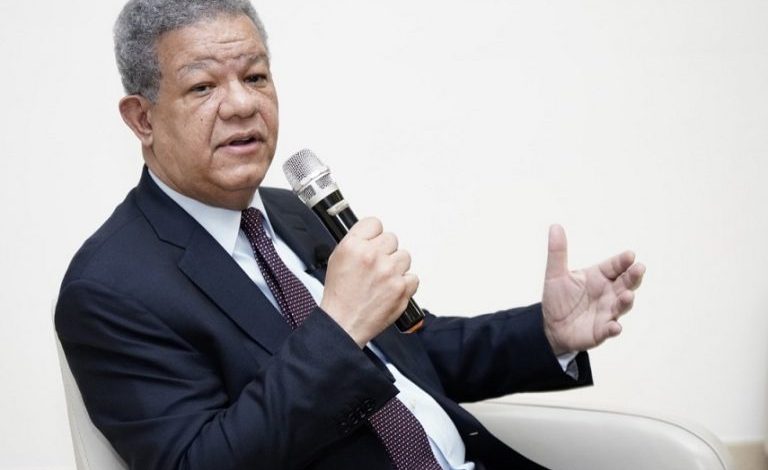 Leonel Fern&aacute;ndez afirma gobierno quiere &laquo;modificar&rdquo; la Constituci&oacute;n porque las encuestas no le dan