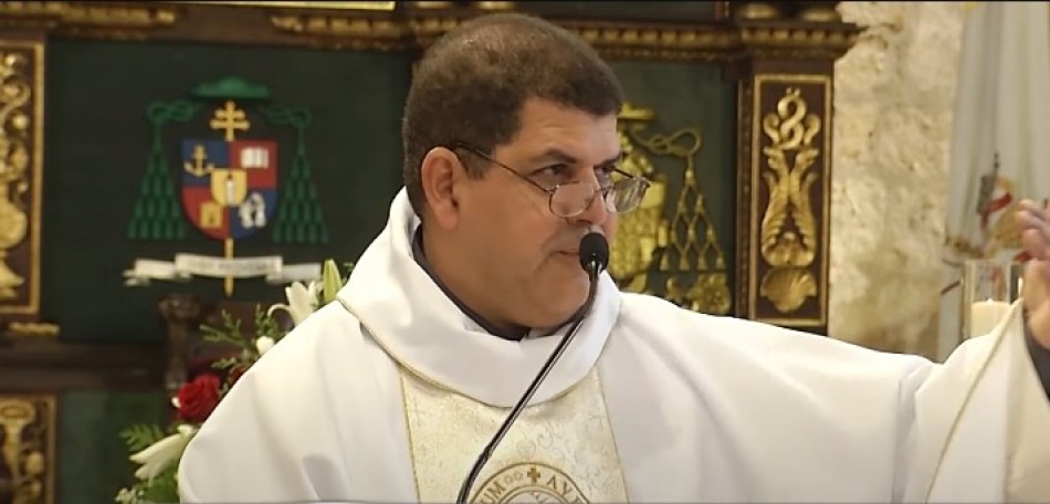 En misa de A&ntilde;o Nuevo, Padre Clark critica pol&iacute;ticos que solo trabajan en elecciones