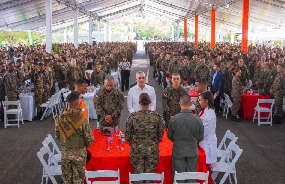 Luis Abinader agradece a militares y policías sus servicios por la paz