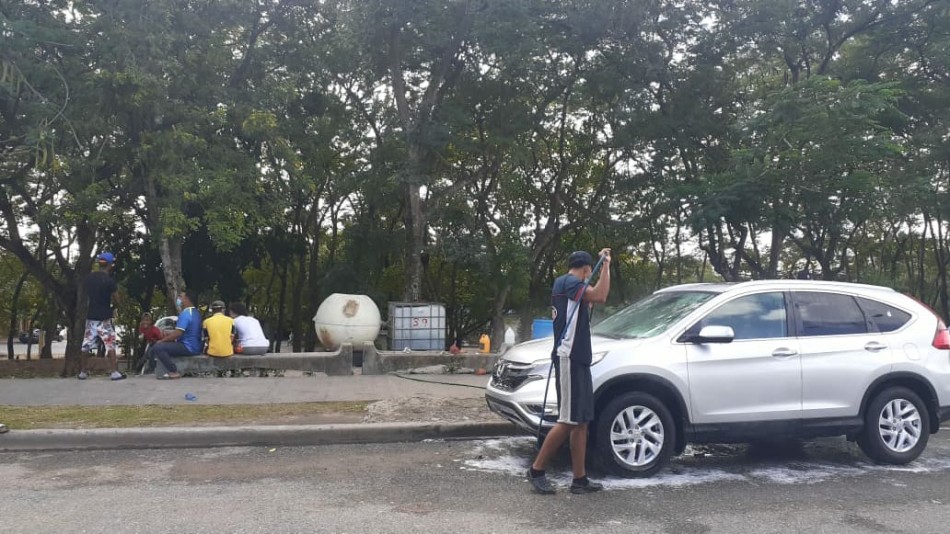 Autoridades cerrarán los lavaderos improvisados de la ciudad de Santiago