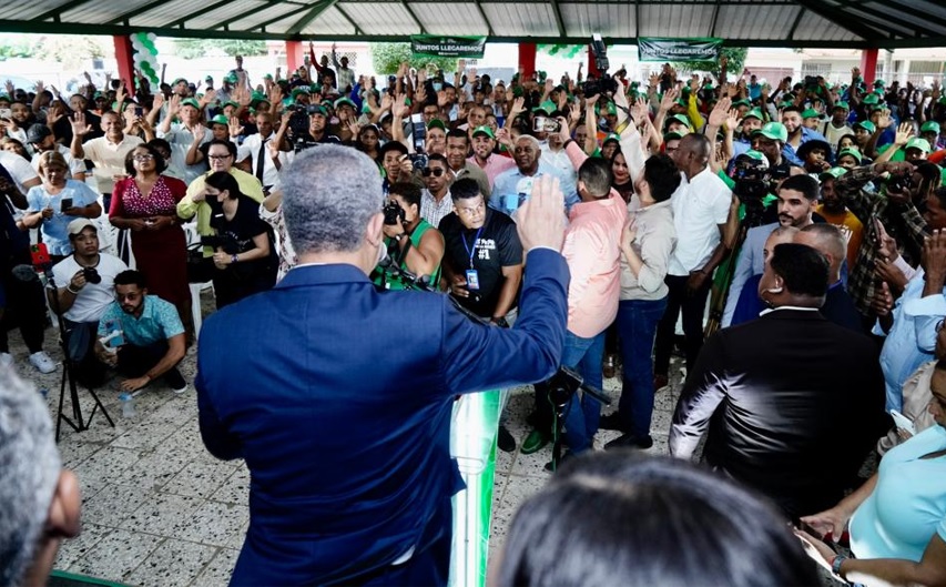 Leonel: &laquo;Se quem&oacute; este gobierno, est&aacute; en rojo por todas partes&raquo;