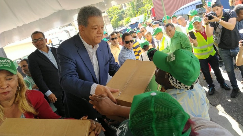 Largas filas en la casa nacional Fuerza del Pueblo en busca de cajas navide&ntilde;as