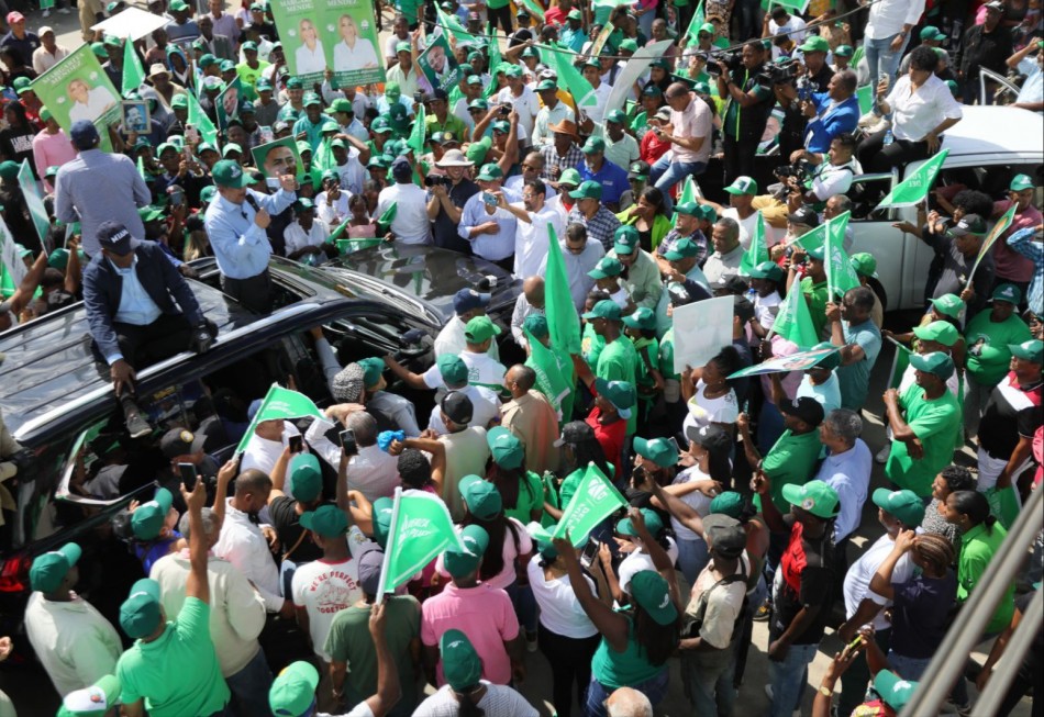 Leonel juramenta regidor y secretario General del PRM en Gonzalo al iniciar recorrido de 3 d&iacute;as