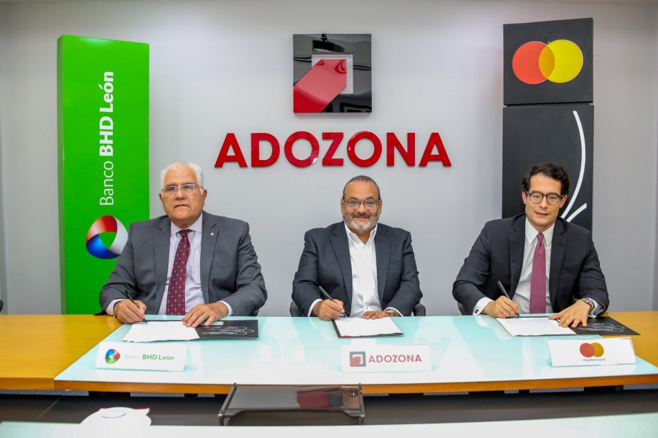 Banco BHD León y MasterCard firman alianza con ADOZONA