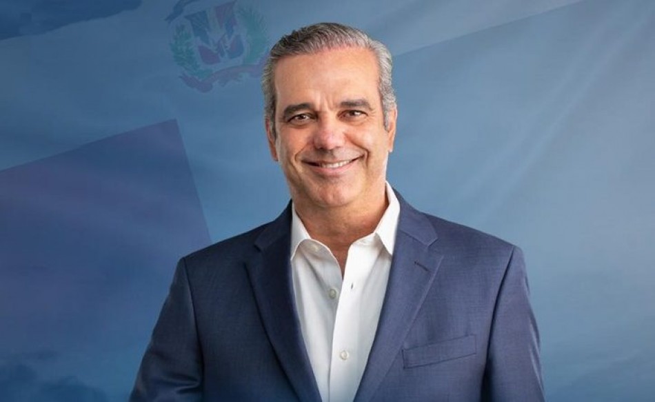 Presidente Abinader entrega RD$92 millones a 750 pequeños y medianos empresarios de Santo Domingo