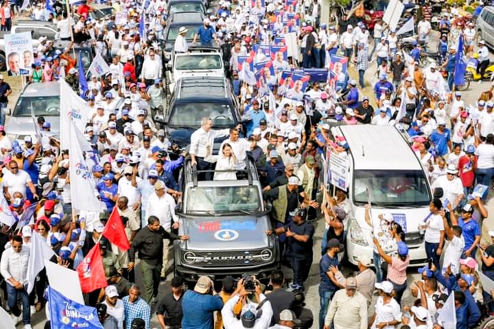 Bajo Consigna&raquo; Arregl&oacute; el Sur&raquo; miles de ciudadanos reciben a Luis Abinader en su primera caravana pol&iacute;tica en Barahona