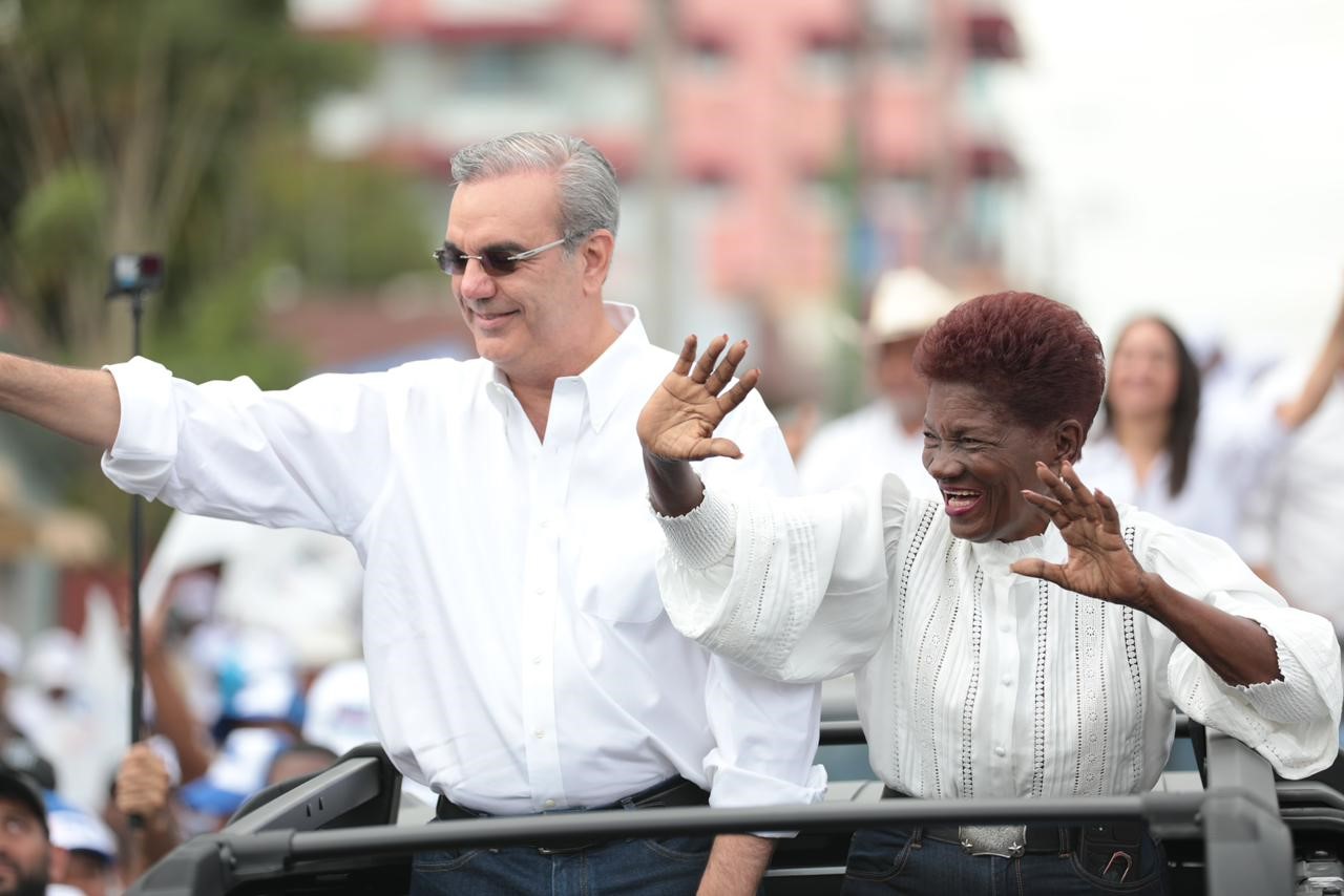 Luis Abinader encabeza en estos momentos caravana con candidatos municipales de Monte Plata