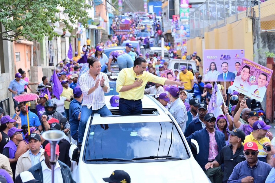 Luis Alberto ante una multitud: "Esta caravana predice lo que pasará el 18 de febrero"