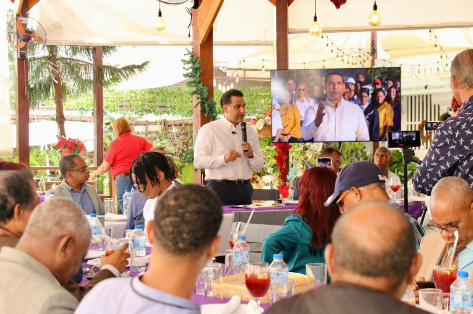 Luis Alberto comparte con periodistas y comunicadores del municipio