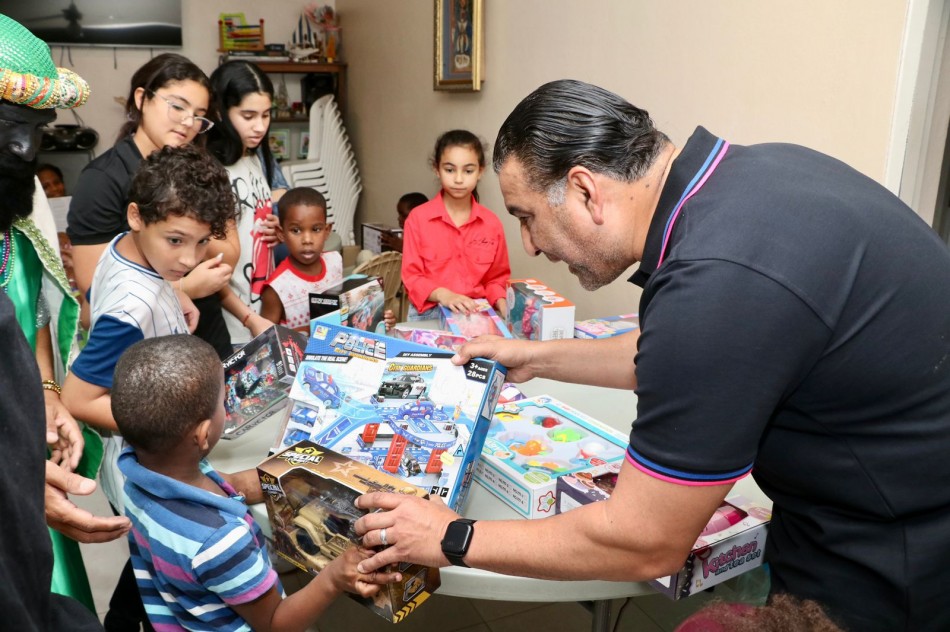 Luis Alberto entrega juguetes a ni&ntilde;os del Orfanato Casa Rosada y Casa Hogar San Francisco de As&iacute;s
