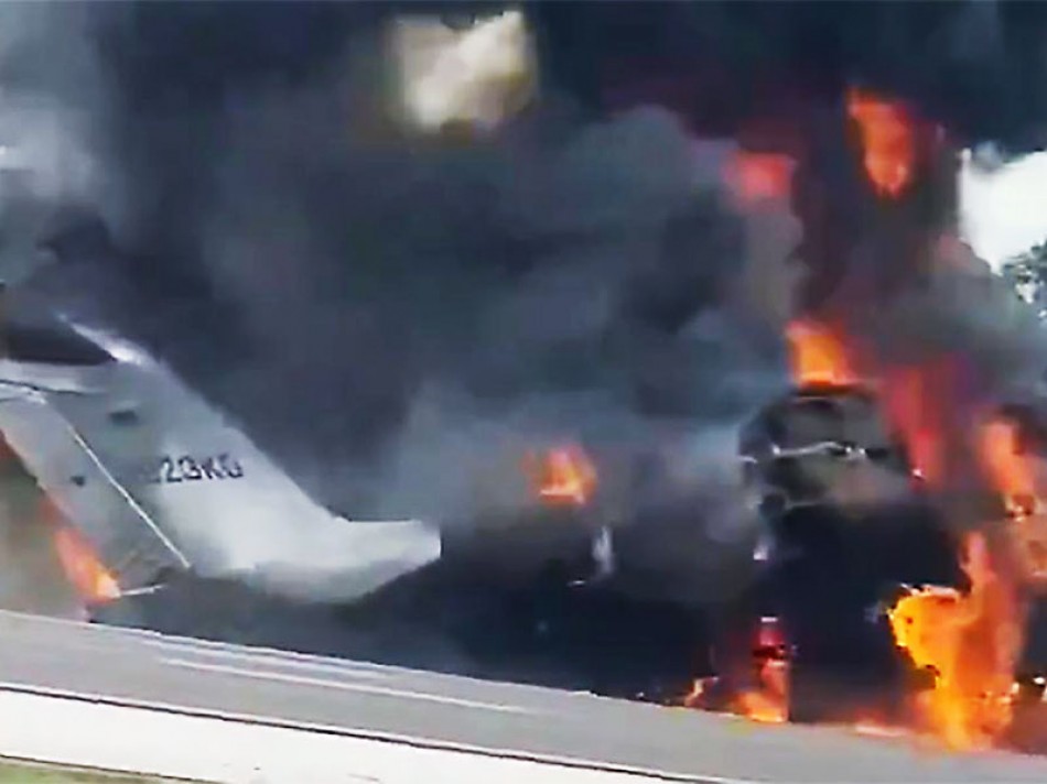 Dos personas murieron y tres sobrevivieron al estrellarse avioneta en autopista de EE.UU.