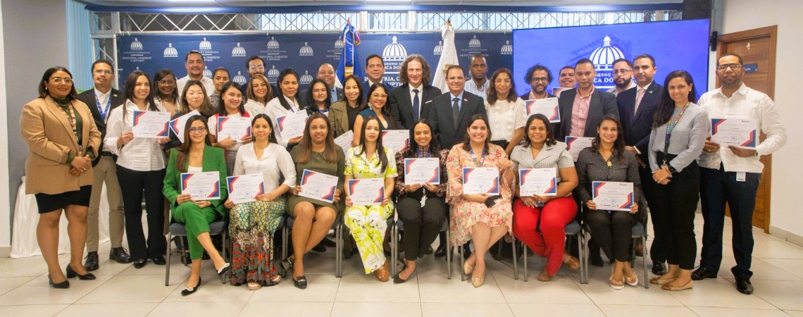MICM y PNUD entregan certificados a 43 colaboradores concluyeron capacitaci&oacute;n del Programa Kaizen + Productividad